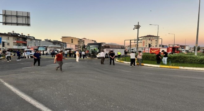 Horasan'da otobüs ile traktör çarpıştı: 8 yaralı