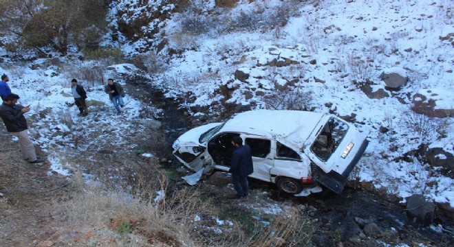 Horasan'da otomobil uçuruma yuvarlandı: 2 yaralı