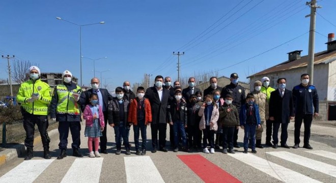 Horasan yaya geçitlerinde 'Kırmızı çizgi' etkinliği
