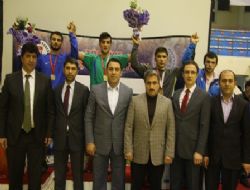 240 güreşçi, Er Meydanında