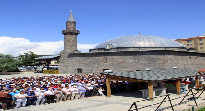 İmam Küçükyıldız gözyaşlarıyla uğurlandı