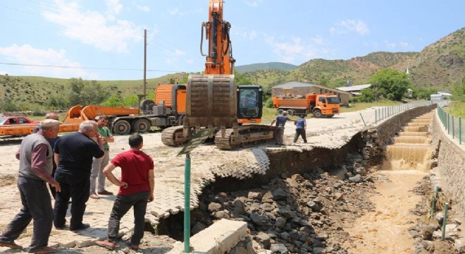 İriağaç'ta sel hayatı durma noktasına getirdi