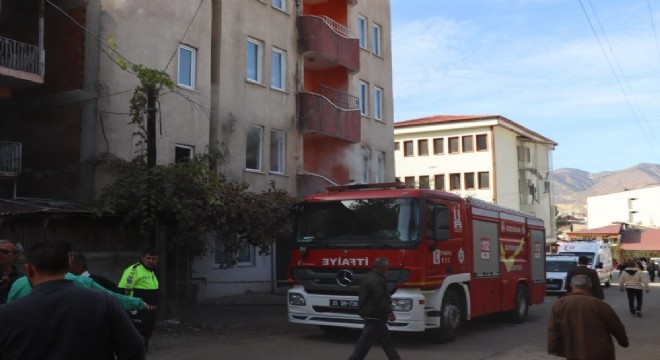 İş makinesinin kopardığı elektrik teli yangına yol açtı