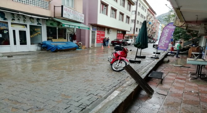 İş yerleri su altında kaldı