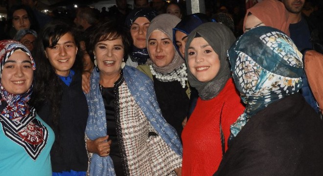 İspir Panayırı'na Hülya Koçyiğit damgası