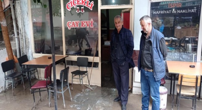 İspir'de iş yerlerini su bastı