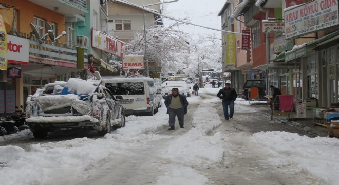 İspir'de kar yağışı hayatı felç etti