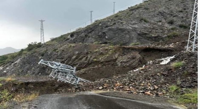 İspir'de sel nedeniyle yol çöktü
