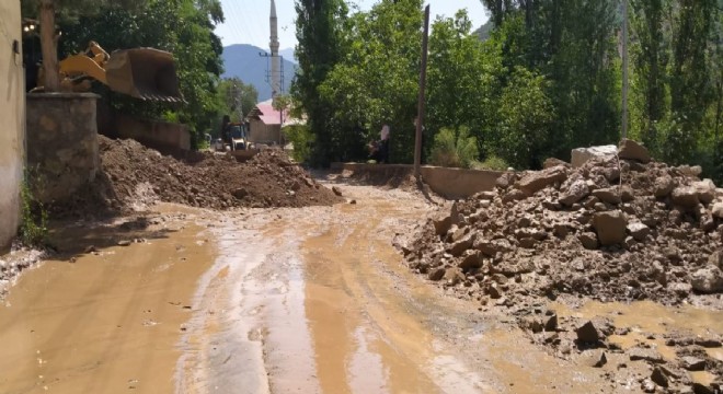 İspir'de sel yolları kapattı
