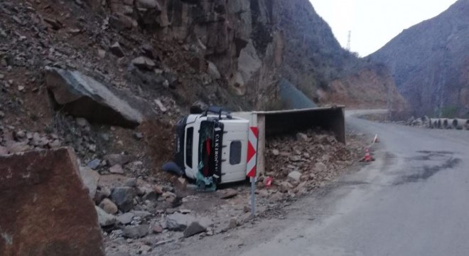 İspir'de taş yüklü kamyon devrildi: 1 ölü