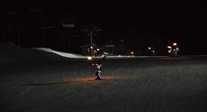 JAK timlerinden meşaleli kayak gösterisi