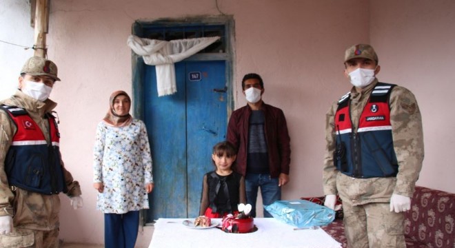 Jandarma'dan Elif Nisa'ya sürpriz doğum günü kutlaması