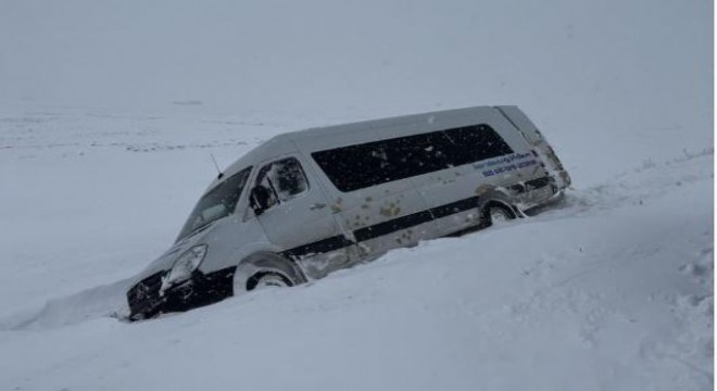 Jandarma mahsur kalan yolcuları kurtardı
