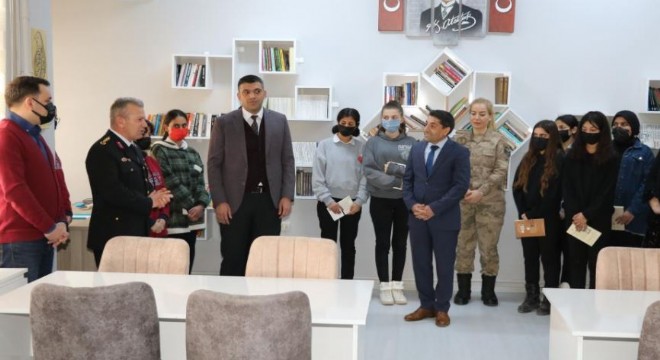 Jandarmadan liseli öğrencilere 3 bin 369 kitap