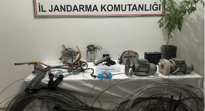 Kablo hırsızları jandarmadan kaçamadı