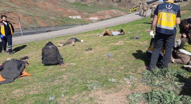 Kaçak göçmen taşıyan kamyon devrildi: 2 ölü