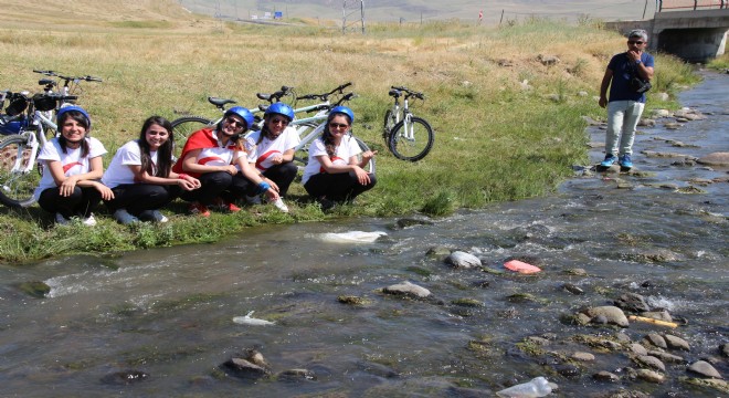 Kadın bisikletçiler için pedal çeviriyorlar