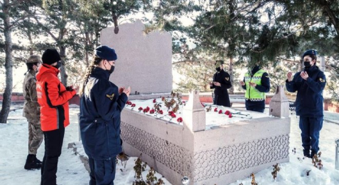 Kadın jandarmalardan Nene Hatun'a vefa