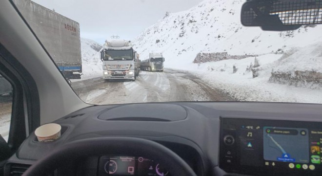 Kar Bingöl - Erzurum yolunda ulaşımı olumsuz etkiledi