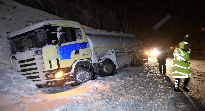 Kar, Zigana Geçidi'nde ulaşımı olumsuz etkiledi