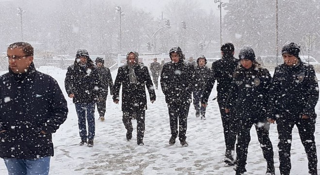Kar altında Demokrasi şöleni
