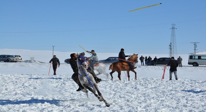 Kar üstünde cirit gösterisi