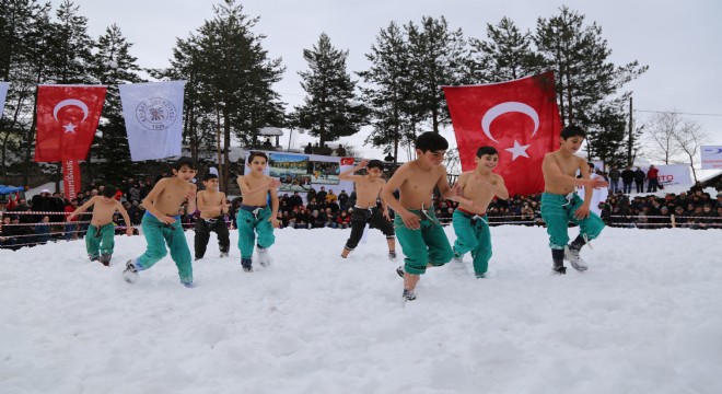 Kar üstünde güreş coşkusu