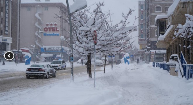 Kar yağışı Erzurum'u felç etti