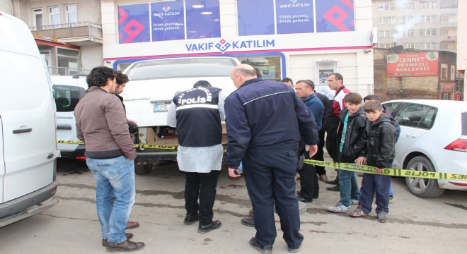 Karakola imza atmaya giderken vuruldu