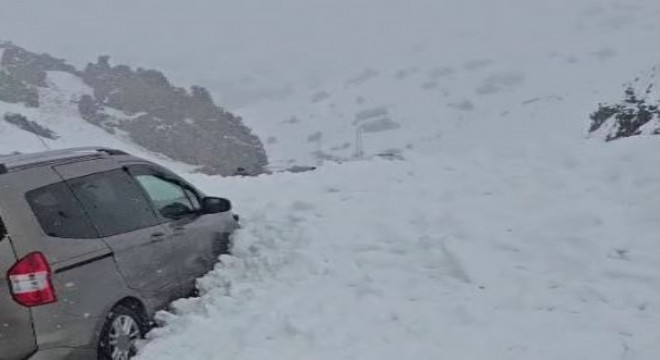Karayazı - Çatalören yoluna çığ düştü