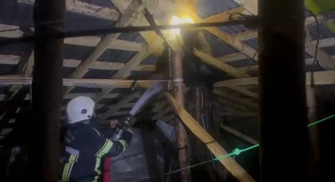 Karayazı'da çatı yangını