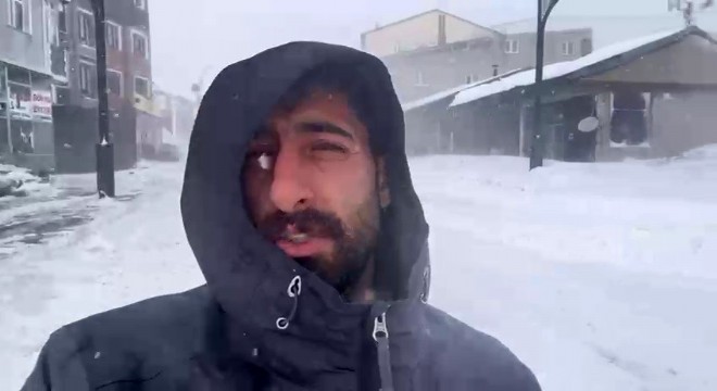 Karayazı'da fırtına etkili oluyor