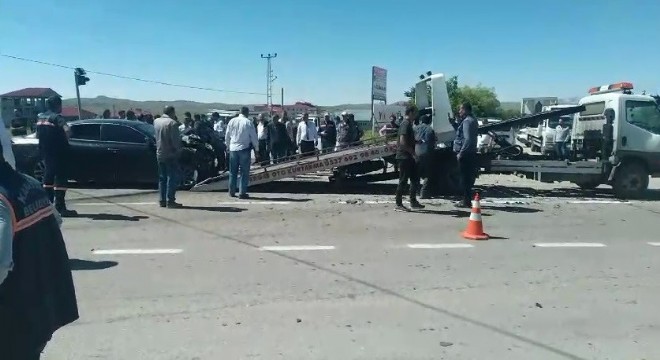 Karayazı'da trafik kazası: 3 yaralı