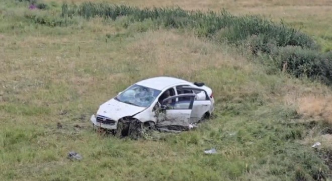 Karlıova'da kontrolden çıkan otomobil devrildi 3 yaralı