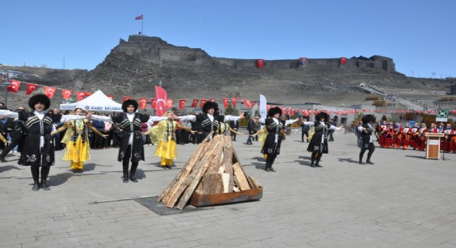 Kars'ta Nevruz coşkusu: Ateş yakıldı, halaylar çekildi