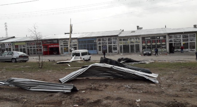 Kars'ta rüzgar çatıları uçurdu