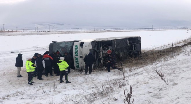 Kars yolunda yolcu otobüsü devrildi: 23 yaralı