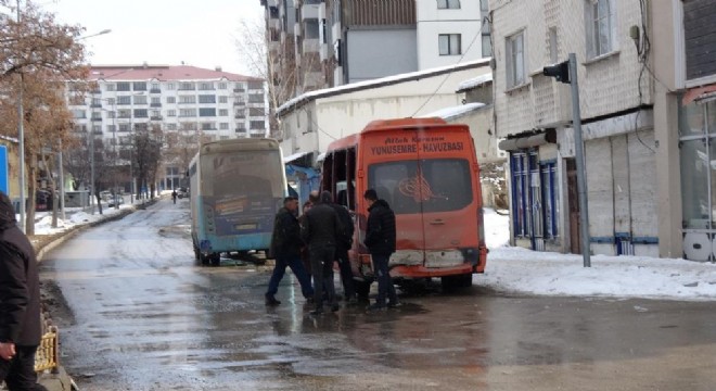 Karskapı'da trafik kazası; 4 yaralı