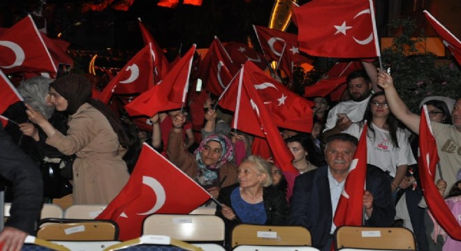 Karslılar Demokrasi nöbetinde yüreklerini buluşturdu