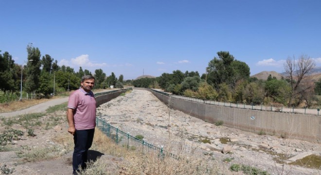 Kavurucu sıcaklar Oltu Çayı'nı kuruttu
