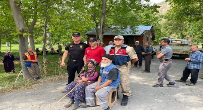 Kayıp yaşlı kadını jandarma ve AFAD ekipleri buldu