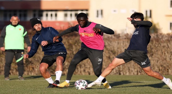 Kayserispor Erzurum'a 21 futbolcuyla geldi