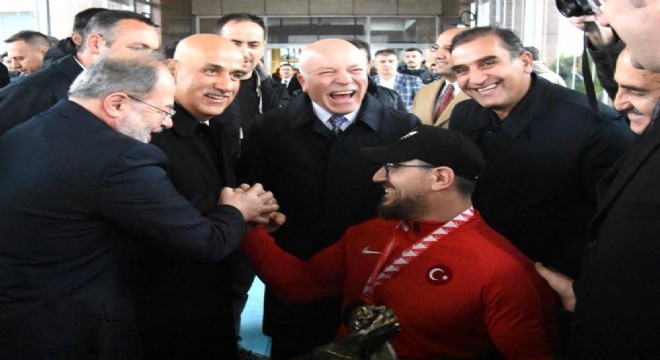 Kirişci, dünya şampiyonu Seven ile bilek güreşi yaptı