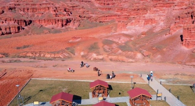 ‘Kırmızı Periler Diyarı'nda atlı safari ve bisiklet turu