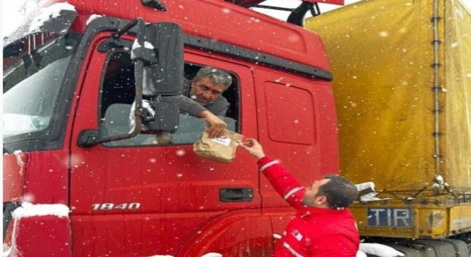 Kızılay'dan mahsur kalan sürücülere destek