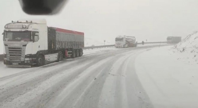 Kop Geçidi'nde kar ve tipi ulaşımı zorlaştırdı