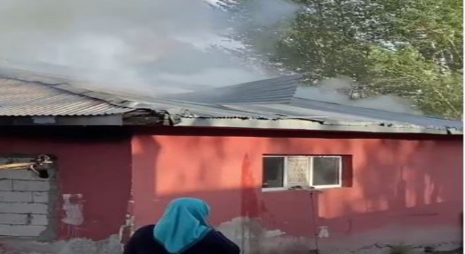 Köprüköy'de çatı yangını