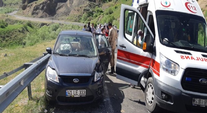 Köprüköy'de trafik kazası: 9 yaralı