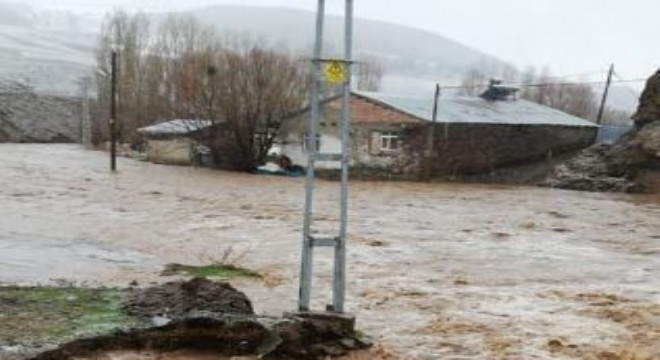 Köprüköy'de yoğun yağış sele neden oldu