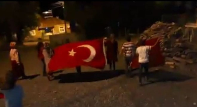 Köy çocuklarından demokrasi yürüyüşü